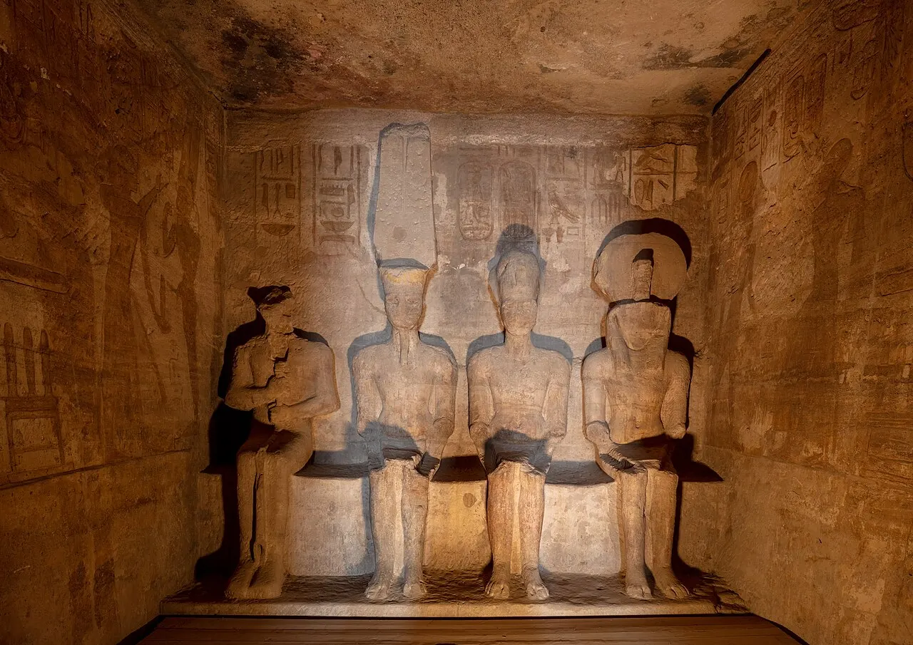 Les quatre statues colossales de Ramsès II sur la façade du temple d'Abou Simbel