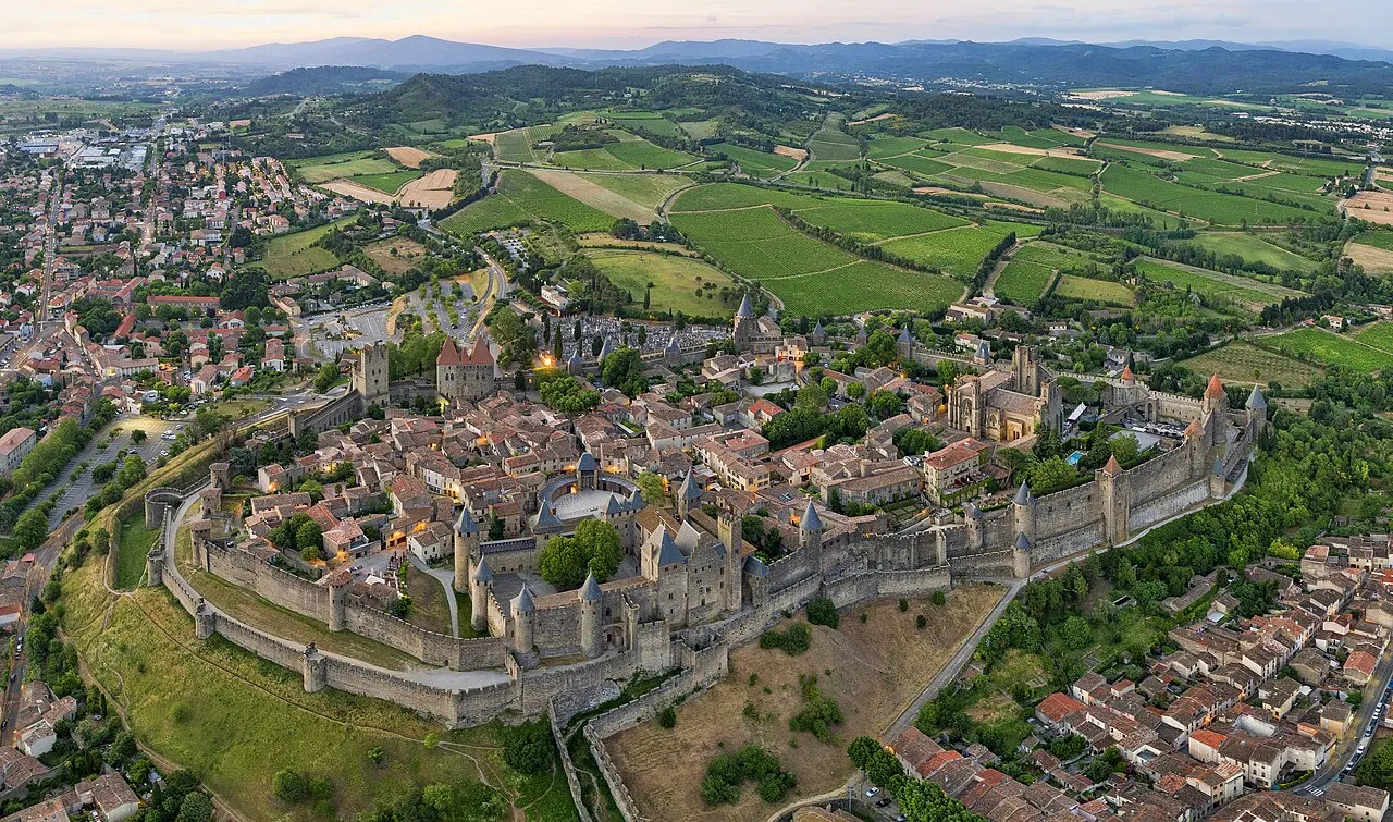 Vue aérienne de la cité médiévale de Carcassonne et de ses remparts