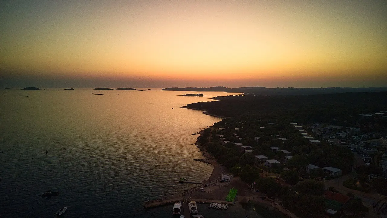 Vue depuis le camping Vestar, en Istrie, sur la côte en direction de la petite ville de Rovinj