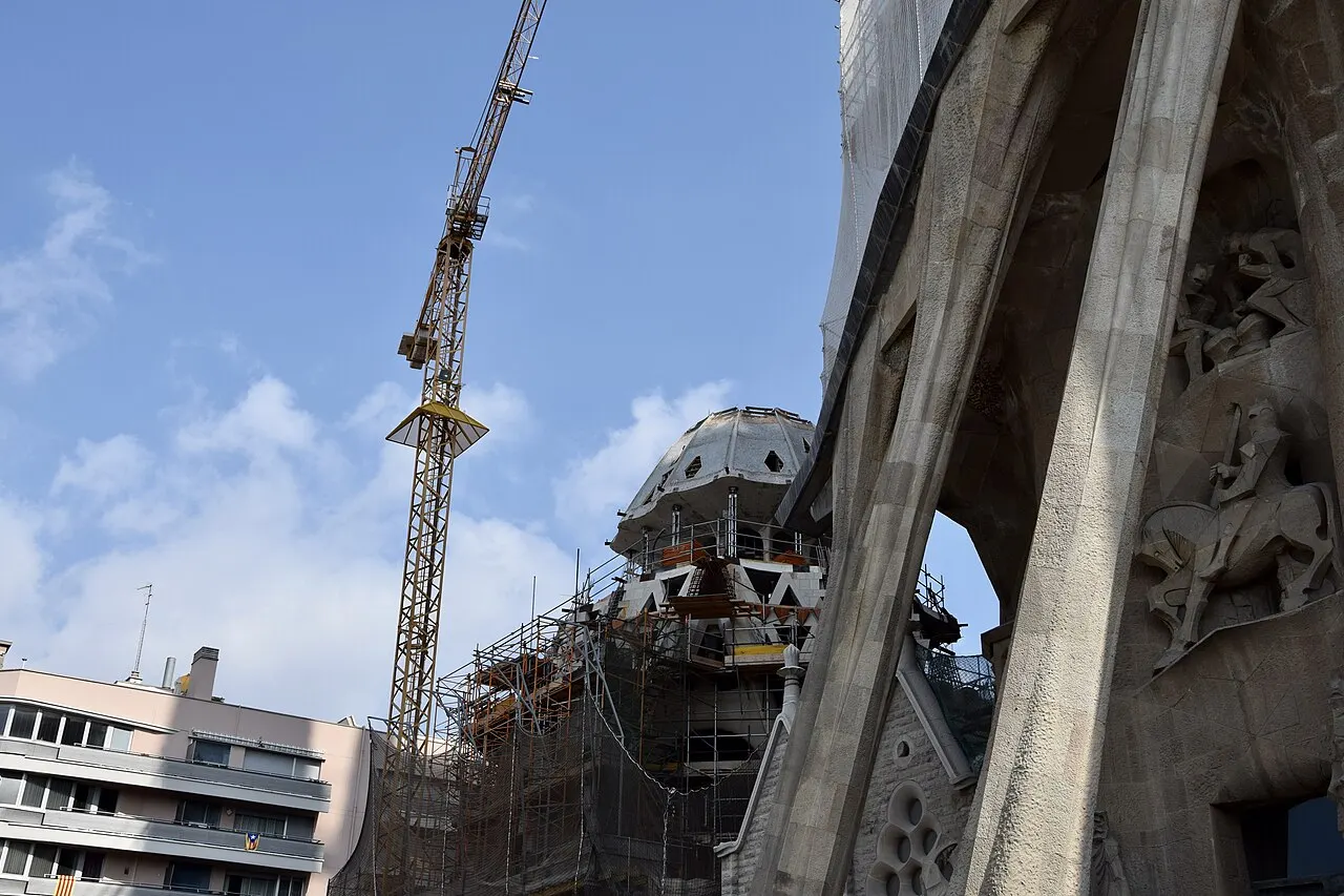 La Sagrada Família à Barcelone et ses hautes tours richement sculptées sous un ciel bleu