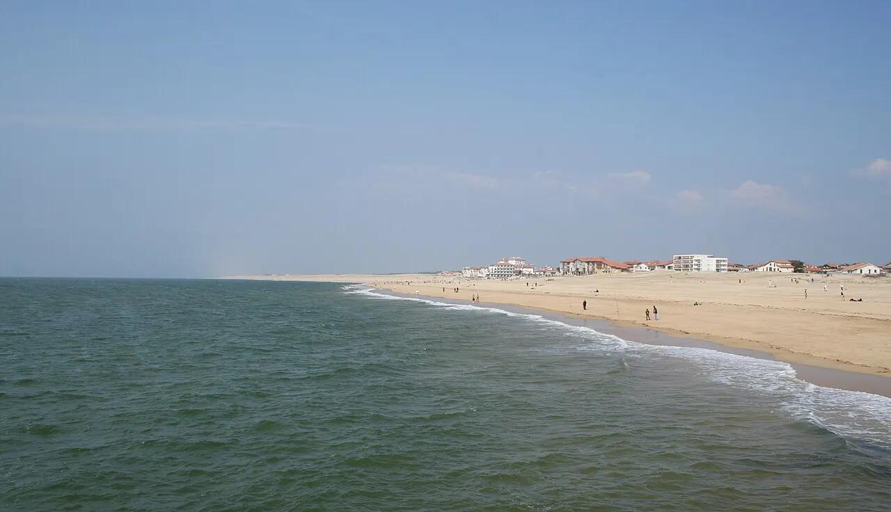 La grande plage de sable d'Hossegor, sur la côte atlantique des Landes