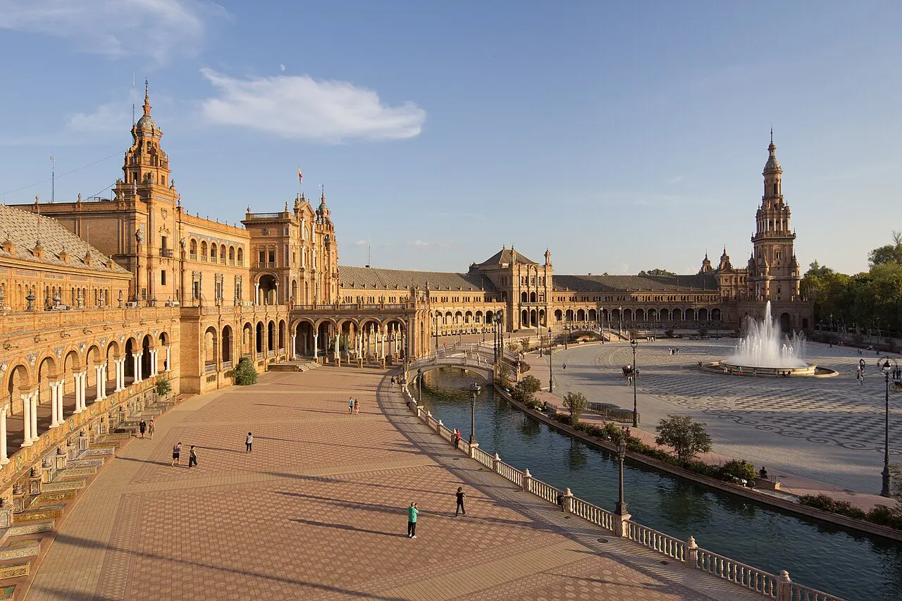 La Plaza de España de Séville en demi-cercle, avec ses tours, ses arcades et son canal