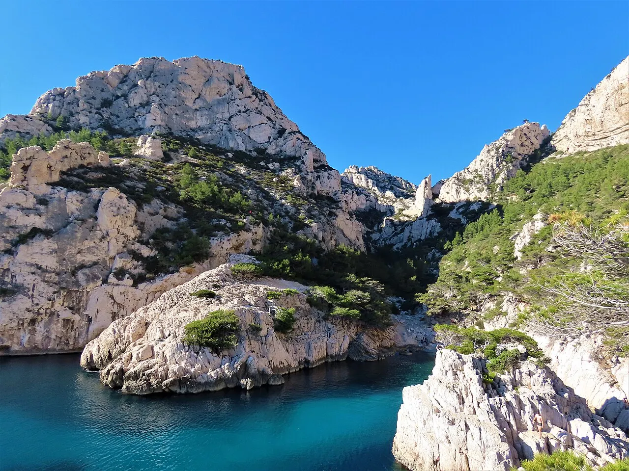 Eau turquoise et falaises calcaires de la calanque de Sugiton