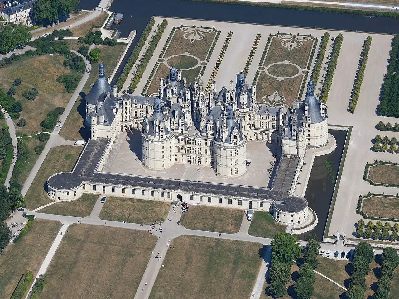 Vue aérienne du château de Chambord et de ses jardins