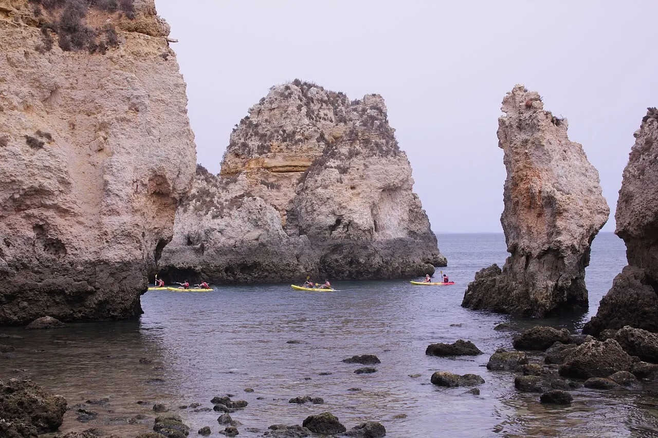 Formations rocheuses dorées et piliers marins dans une eau turquoise à Ponta da Piedade, près de Lagos