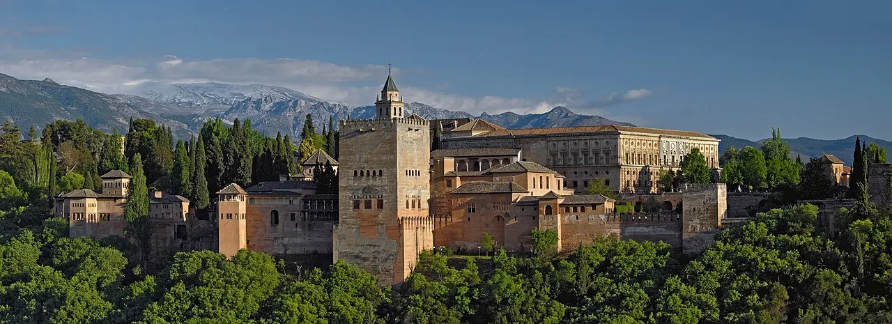 Panorama de l'Alhambra de Grenade avec les palais nasrides et le palais de Charles Quint sur la colline