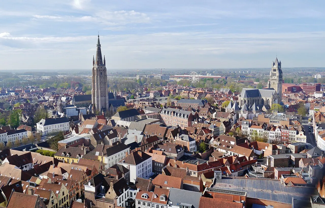 Les toits de Bruges vus du beffroi, avec les clochers de la ville médiévale