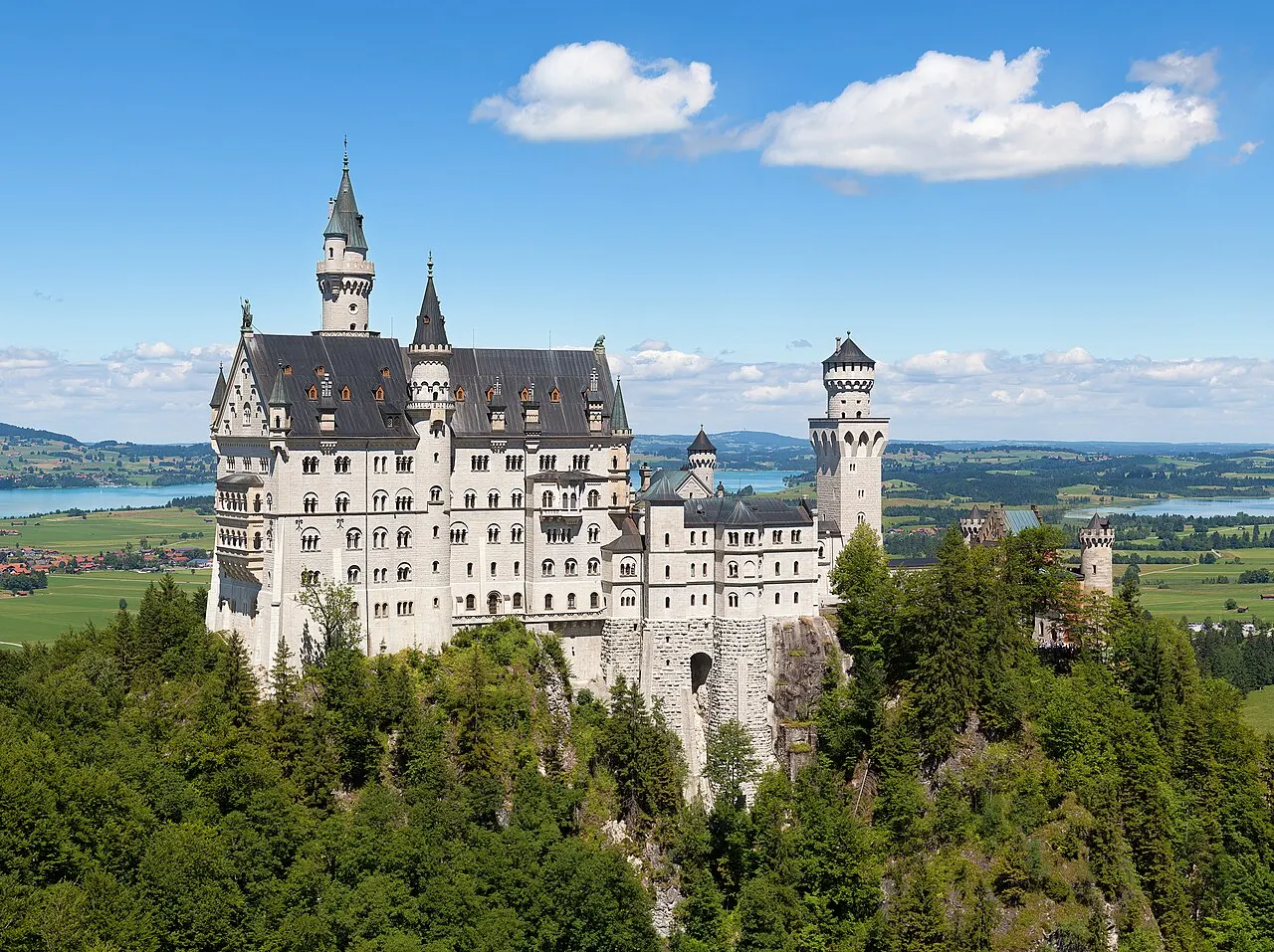 Le château de Neuschwanstein en Bavière, perché sur un éperon rocheux au milieu des forêts