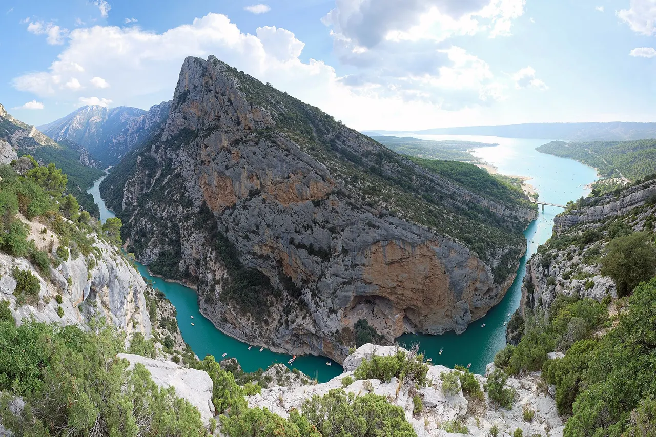 Les gorges du Verdon et leur eau turquoise entre de hautes falaises calcaires, en Provence