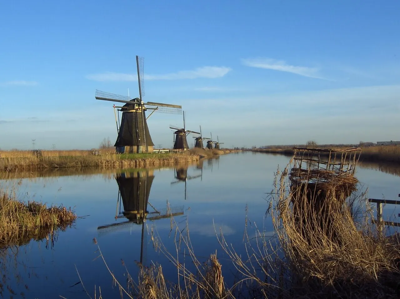Les moulins à vent de Kinderdijk alignés le long d'un canal aux Pays-Bas